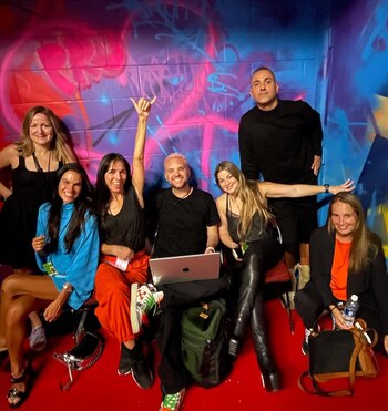 Maite Marcos (con la mano