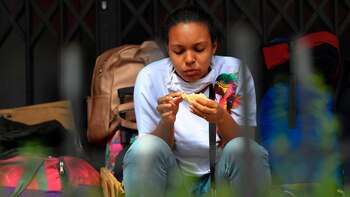 Una mujer permanece a las