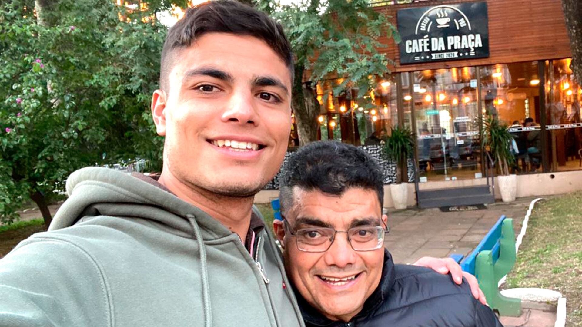 Ezequiel Chirino junto a su hijo fallecido, el subteniente Matías Chirino