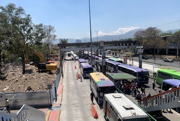 Vallas, rutas alternas y modificaciones urbanas han definido el día a día en el sur de la CDMX por la preparación rumbo al Mundial 2026. (Foto: Raúl A. González/Infobae México)