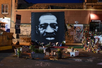 Ofrendas en la plaza George Floyd ubicada en Minneapolis, Minnesota, Estados Unidos (REUTERS/Nicholas Pfosi)