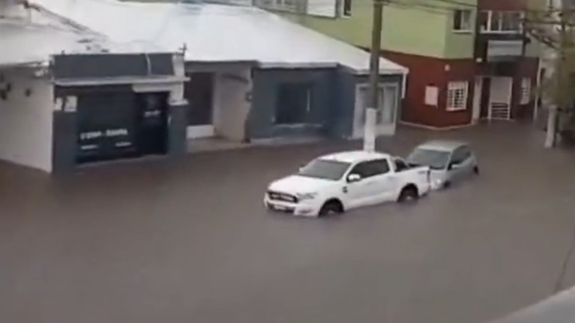 El temporal en La Pampa dejó cinco familias evacuadas y múltiples destrozos por intensas lluvias y ráfagas de viento de hasta 78 km/h