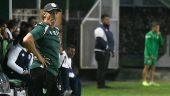El tenso cara a cara de Pedro Troglio con los periodistas tras el empate de Banfield: “Me calienta que pidan mi cabeza”