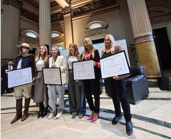 Margarita María Marín, Marcela Basualdo, Fabiana Nardi, Silvina Vaccarezza, Carina Rodriguez y Patricia Luke en el Salón de los Pasos Perdidos de la Legislatura bonaerense