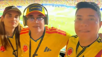 El exsenador estuvo junto con sus hijos en el partido de la Selección Colombia - crédito @GustavoBolívar/X