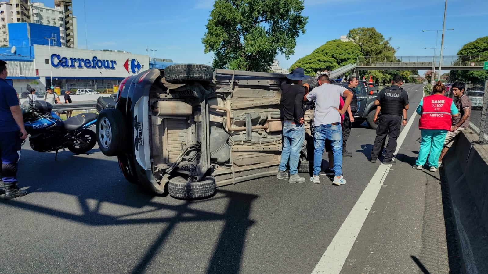 Un vehículo volcado en la vía es atendido por personal policial y médico de SAME