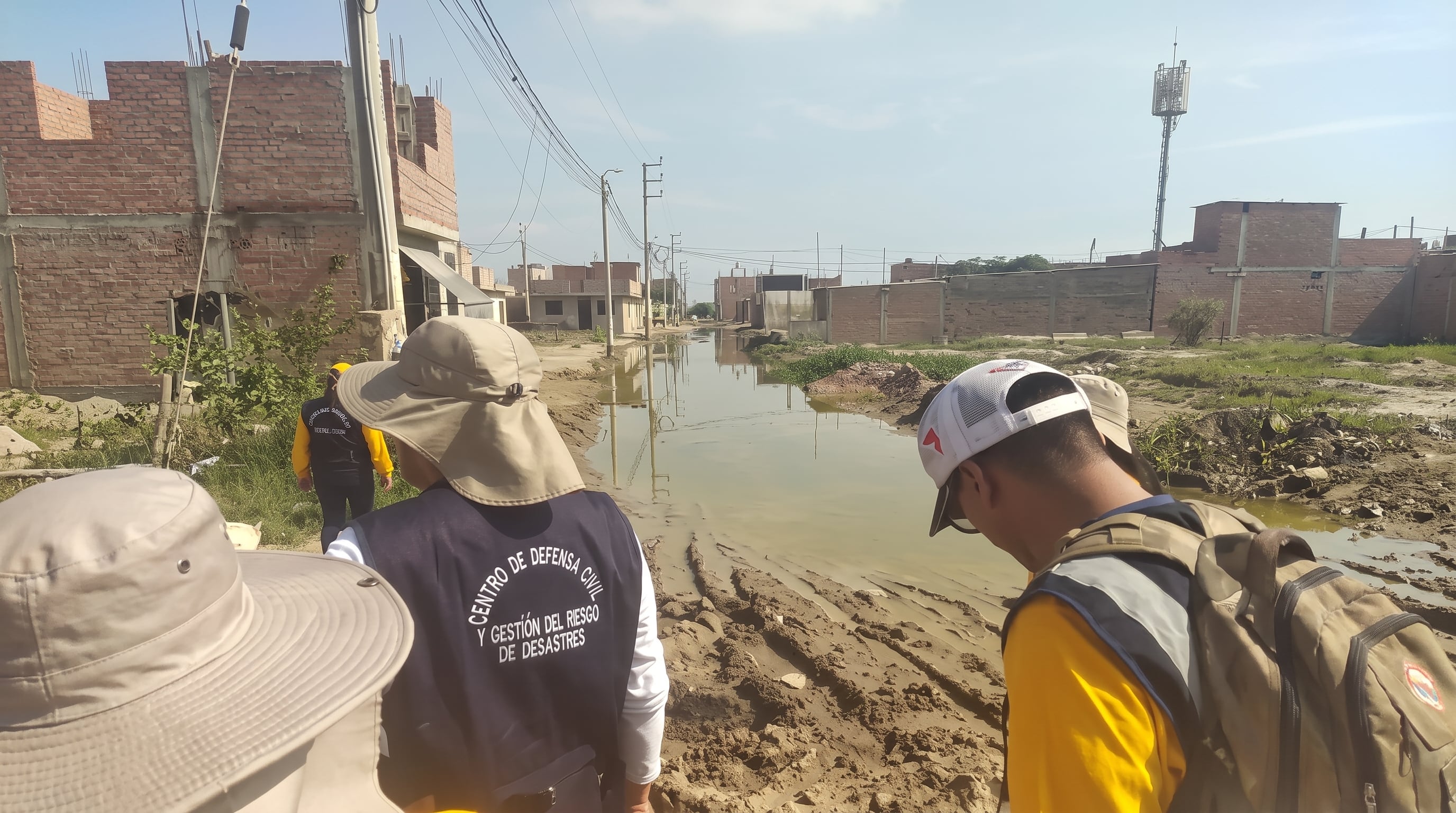 Personal del Centro de Defensa Civil y Gestión del Riesgo de Desastres inspecciona una calle anegada en una zona crítica de Chiclayo ante el fenómeno El Niño. (Agencia Andina)