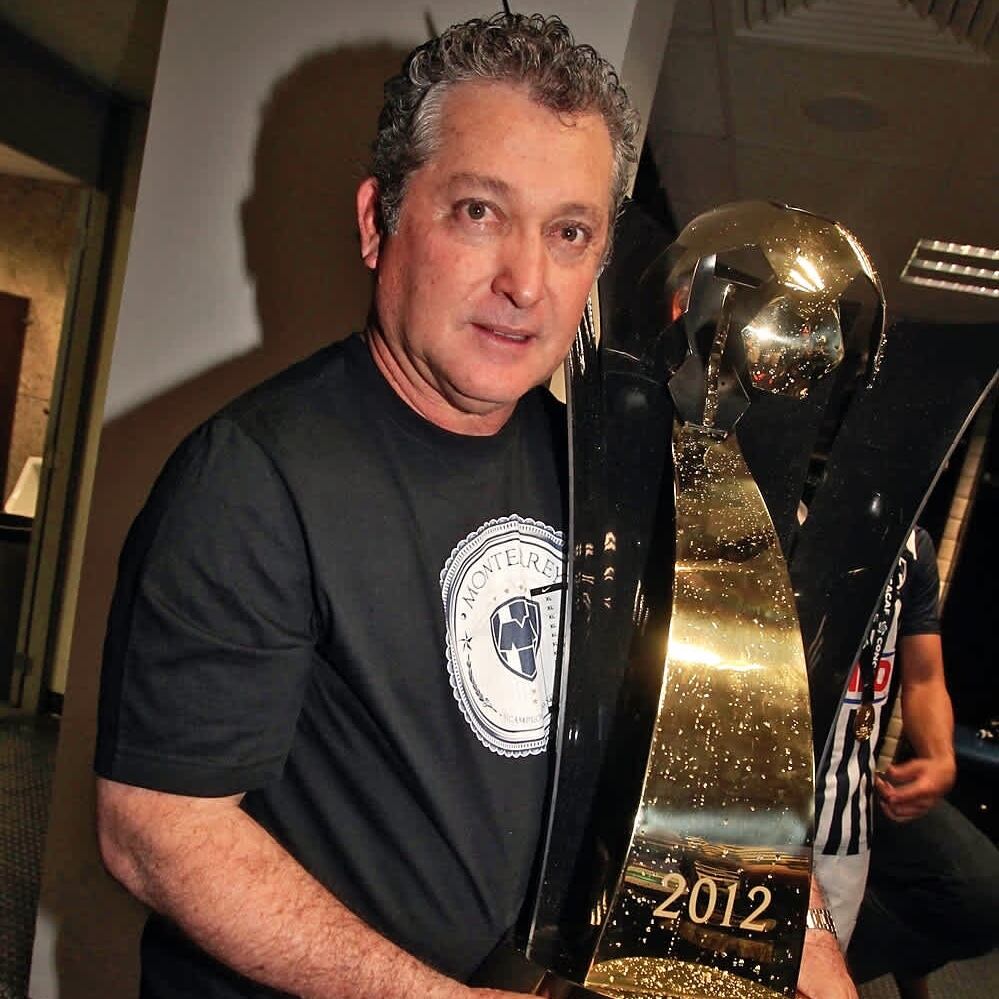 El estratega mexicano dirigió más de mil encuentros en el balompié azteca. (X/Rayados)