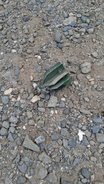 El coronel Gerson Bedoya informó que entre cuatro y cinco drones lanzaron al menos 21 artefactos explosivos contra la estación de Policía de El Tambo - crédito X