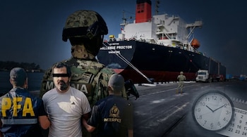 Imagen editorial fusionada de un hombre detenido por agentes de la PFA e Interpol, con el rostro cubierto, junto a un buque carguero 'Challenge Procyon' en un puerto, y un reloj con calendario.