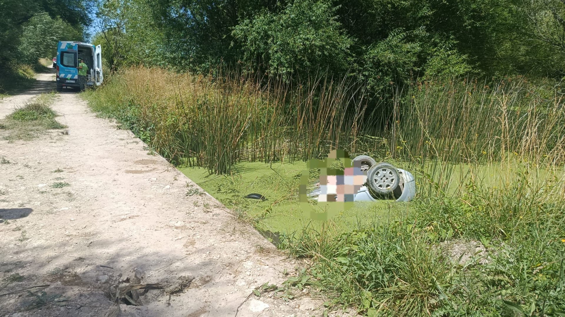 El Fiat Palio de Di Rocco fue hallado dentro de la laguna Patas Largas, en las afueras de Gonzales Chaves