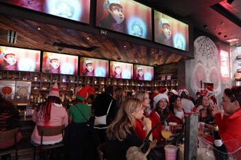 Un donativo de 15 dólares se solicitó para unirse al recorrido de bares, enfocado en recaudar fondos para la caridad. (REUTERS/David Dee Delgado)