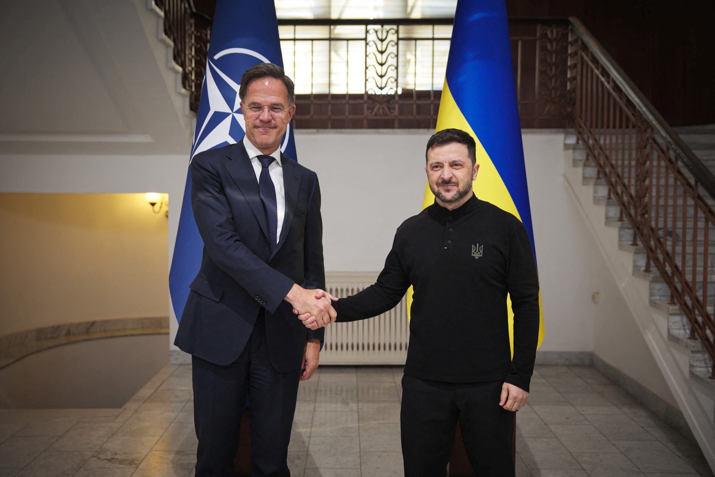El secretario general de la OTAN, Mark Rutte, y el presidente de Ucrania, Volodimir Zelensky, a la derecha, posan para una foto durante su reunión en Odessa, Ucrania, el martes 15 de abril de 2025 (Ukrainian Presidential Press Office via AP)