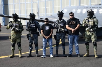 El detenido localizado a la derecha es "El Titán", segundo al mando de Los Ciclones del Cártel del Golfo. Crédito: Vocería de Seguridad de Tamaulipas