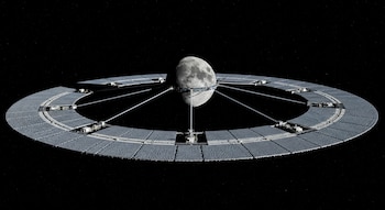 Una gran estructura en forma de anillo, cubierta de paneles solares, rodea la Luna central. El fondo es un cielo espacial oscuro salpicado de estrellas.
