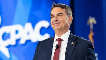 Flávio Bolsonaro ofrece a Trump ventajas comerciales a empresas de EEUU y restricciones al sistema brasileño Pix