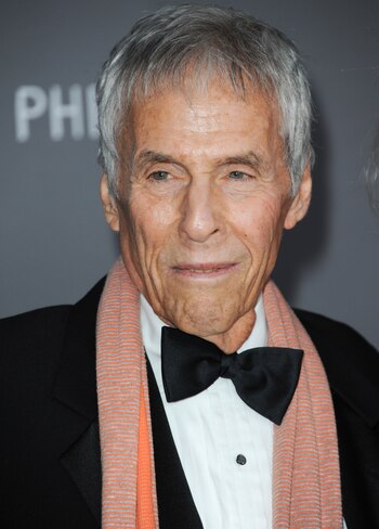 ARCHIVO- Burt Bacharach llega a la celebración por el 10o aniversario de la Sala Walt Disney de la Orquesta Filarmónica de Los Angeles el 30 de septiembre de 2013 en Los Angeles. Bacharach murió el 8 de febrero de 2023 en su casa en Los Angeles, dijo su publicista. Tenía 94 años. (Foto Richard Shotwell/Invision/AP, archivo)