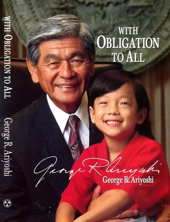 Portada del libro 'With Obligation to All'. George R. Ariyoshi, hombre mayor sonriente, y una niña con camiseta roja, también sonriente, mirando al frente
