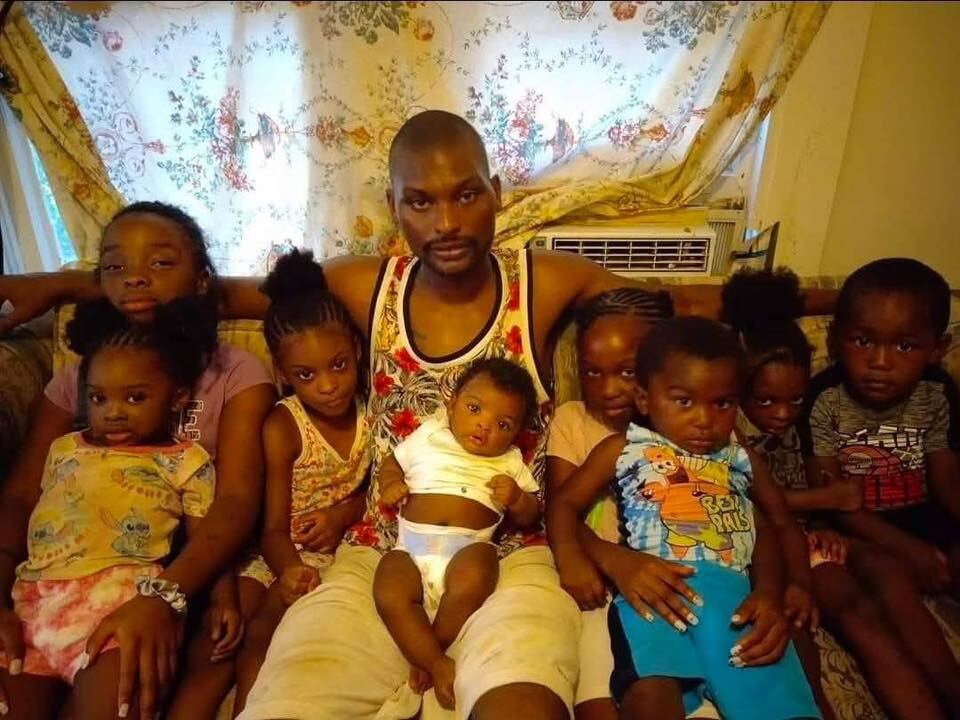 Las víctimas del ataque incluyen siete hermanos y una prima, todos entre 3 y 11 años, según la oficina del forense (Instagram)