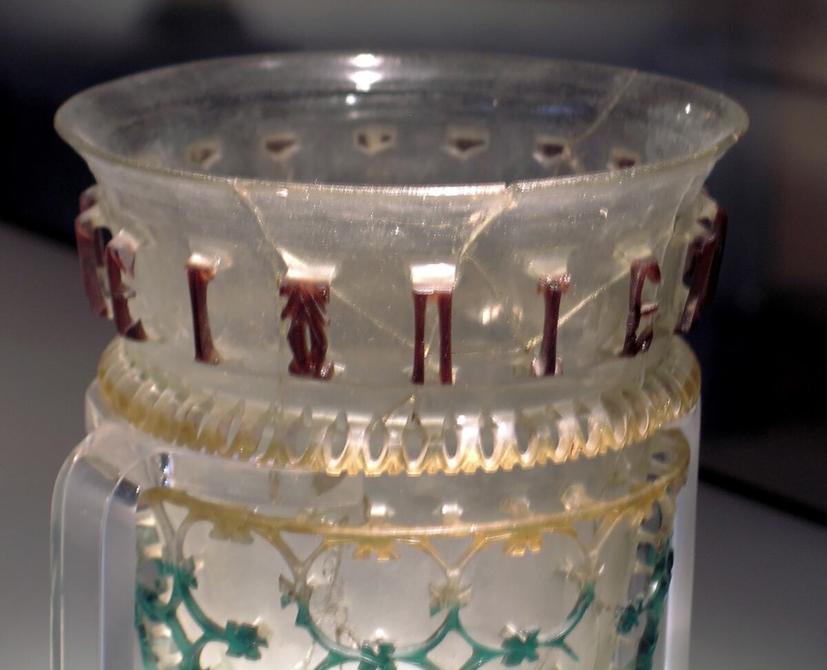 El análisis de copas de vidrio calado identifica un lenguaje visual compartido entre vidrieros romanos de los siglos IV a VI d.C. - (Photo: Hallie G. Meredith)