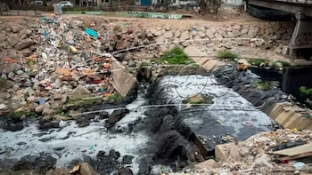 Cauce del río Rímac presenta aguas negras y basura.