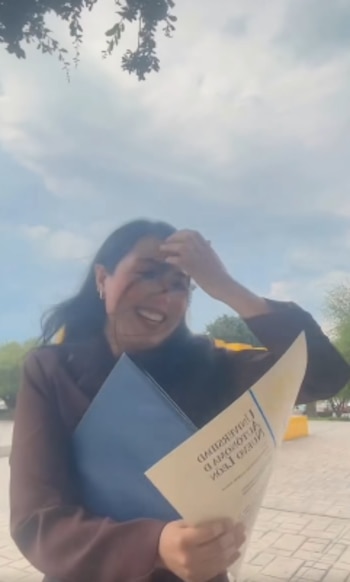La grabación del inesperado incidente se volvió sensación en TikTok, aunque la usuaria que la publicó aclaró que ella no es la joven que aparece en las imágenes.