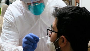 Laboratorio de Salud Pública estrena robots para procesar más pruebas de Covid-19 en Bogotá