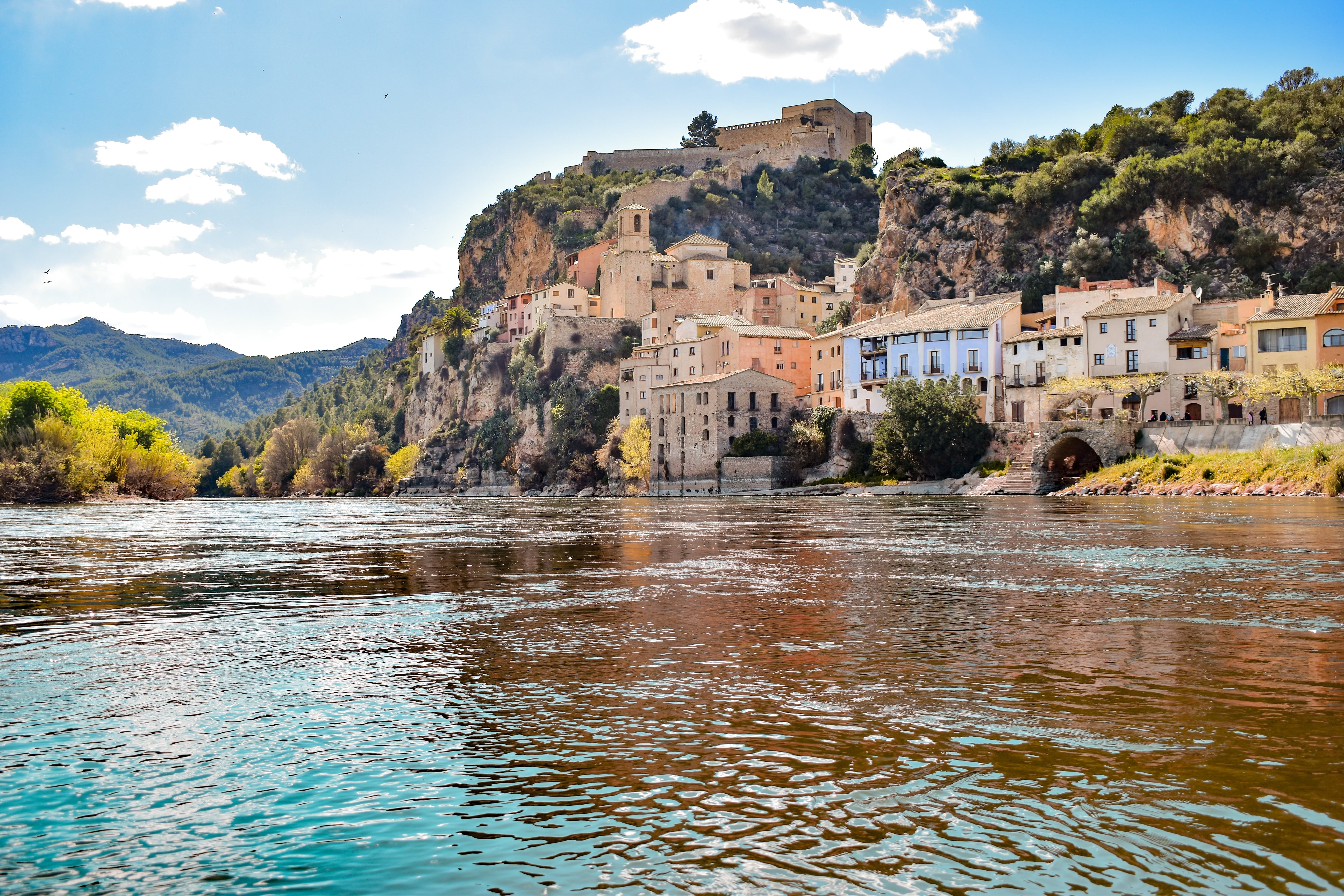 El pueblo de Miravet y su castillo, en Tarragona. (Adobe Stock)