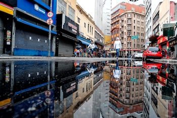 Fotografía de locales comerciales cerrados,