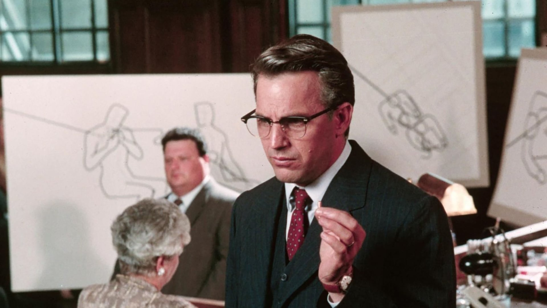 Kevin Costner encarna al fiscal Jim Garrison en una de las escenas centrales del aclamado filme político