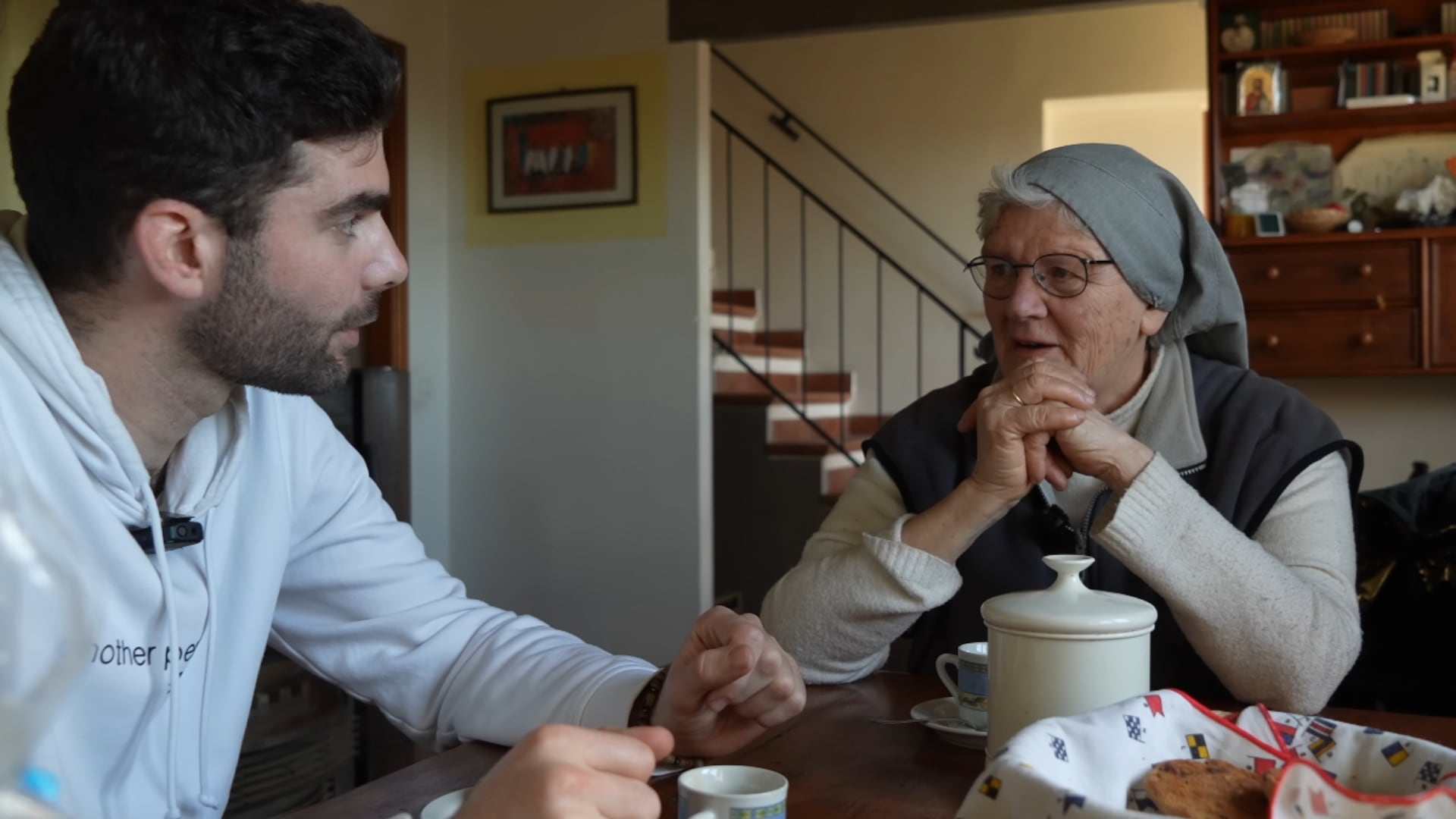 Sor Patricia en su casa tomando un té (YT: The Pillow)