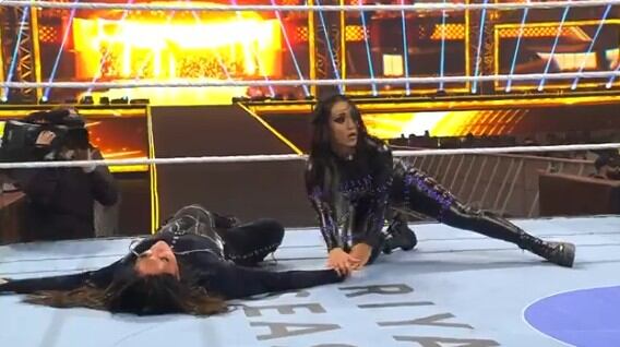 La intervención de Roxanne Perez encendió el caos, pero Rhea la detuvo con un cubo de basura en la cabeza y una patada, reafirmando su dominio en la contienda. (Captura de pantalla)