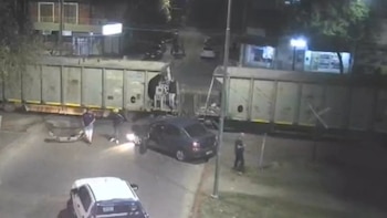 Un tren de carga arrolló un auto en Córdoba: la maniobra que hizo el conductor para salvar su vida