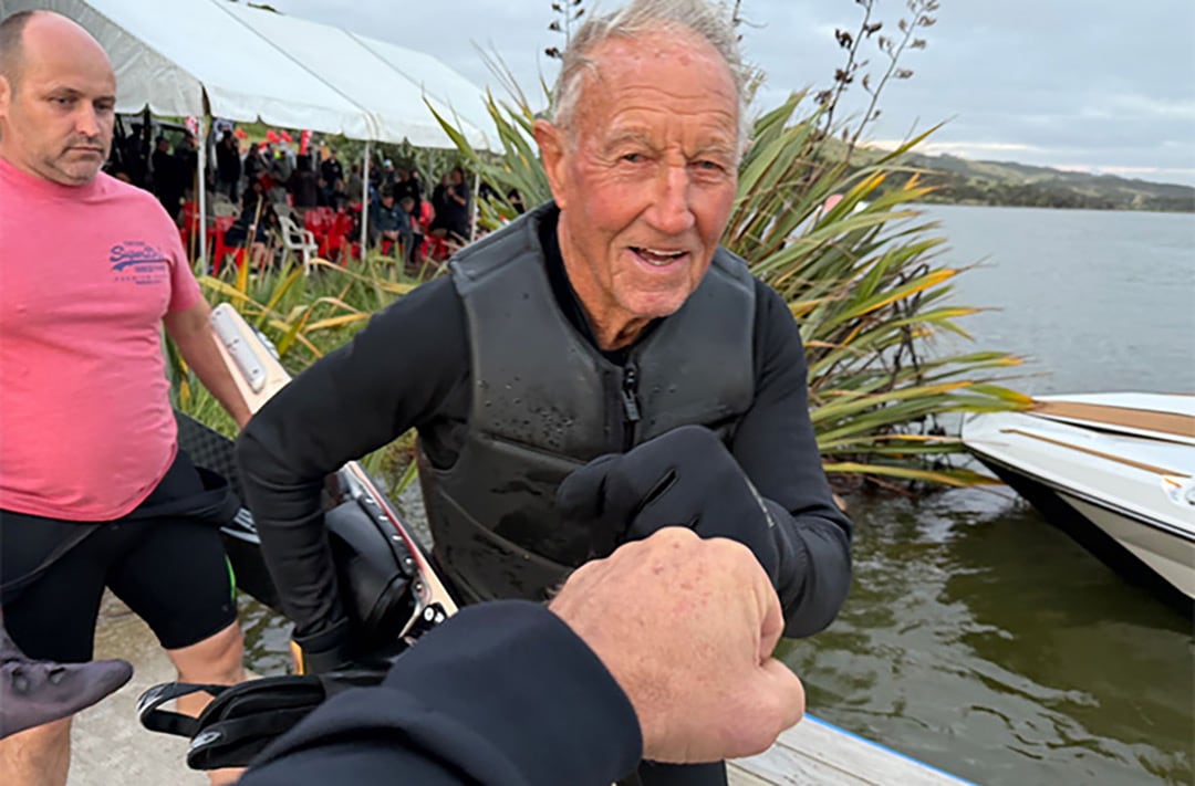 Según Récord Guinness, Bryan Murray empezó en el esquí acuático cuando un grupo de amigos resolvió probar la actividad en Nueva Zelanda (Récord Guinness)