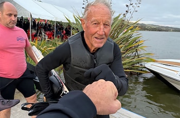 Según Récord Guinness, Bryan Murray empezó en el esquí acuático cuando un grupo de amigos resolvió probar la actividad en Nueva Zelanda (Récord Guinness)
