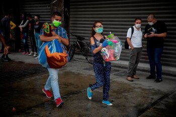 Venezolanos en las calles de Caracas (EFE)