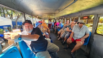Los turistas contaron con traductores y la entrega de brochures con recomendaciones de destinos turísticos, brindando orientación e información útil para que los visitantes disfruten al máximo su experiencia en Sonsonate Centro (Foto cortesía Alcaldía de Sonsonate Centro)