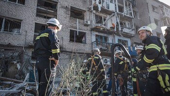 Ucrania-dice-que-Rusia-apuntó-a-los-trabajadores-de-rescate-con-un-ataque-con-misiles-de-‘doble-toque’