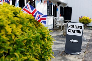 Una vista de un letrero de una mesa de votación en en Royston (REUTERS/Peter Cziborra)
