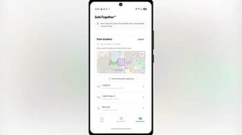 Un teléfono inteligente exhibe la pantalla de la aplicación SafeTogether con un mapa y opciones de confirmación de sonido