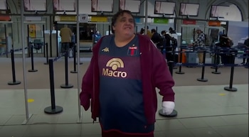 Juan, hincha de Tigre baleado en Uruguay, al retirarse del puerto de Montevideo (Captura Telemundo/Canal 12)