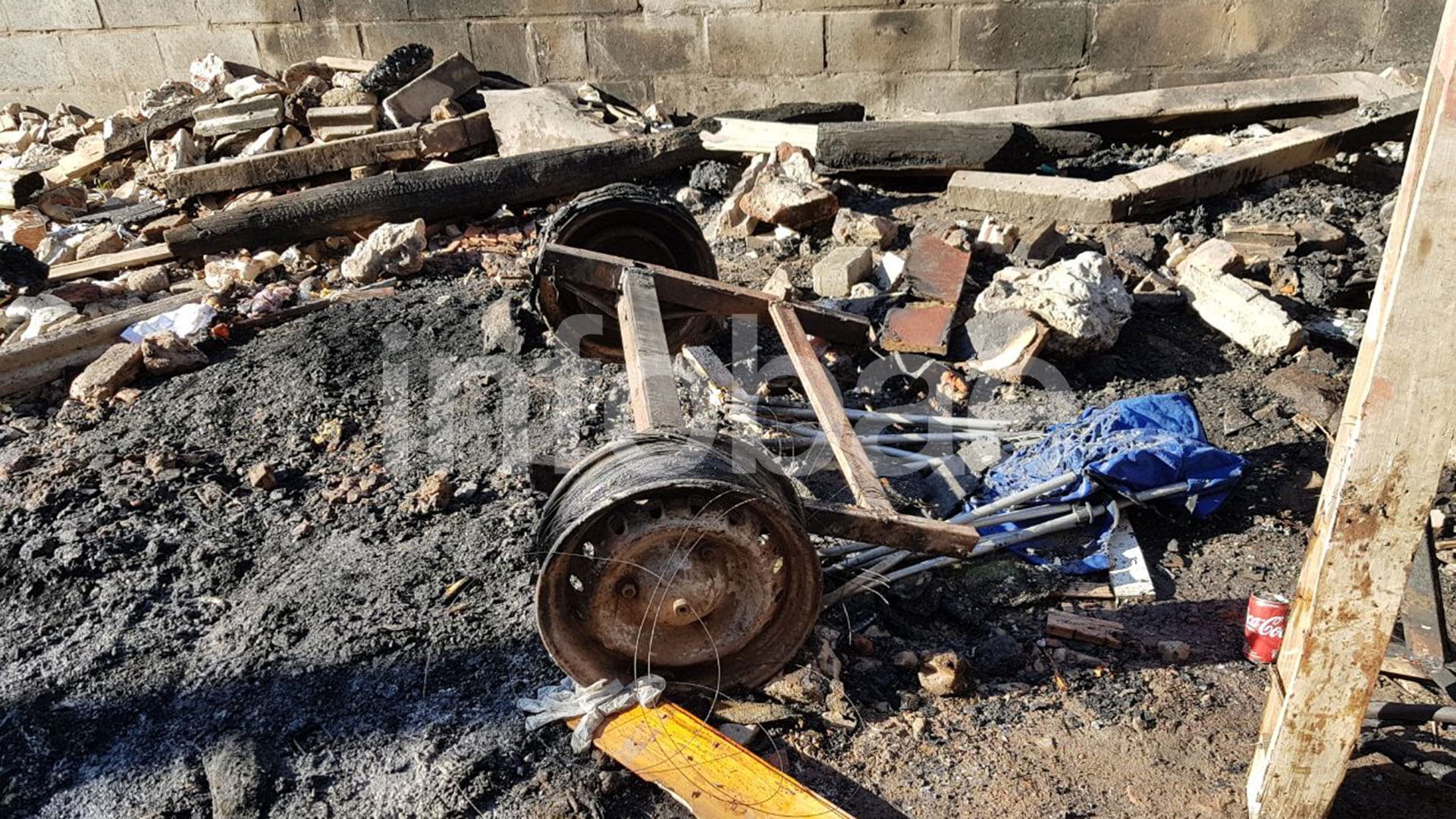 Así quedó el carro donde fueron incinerados los cuerpos