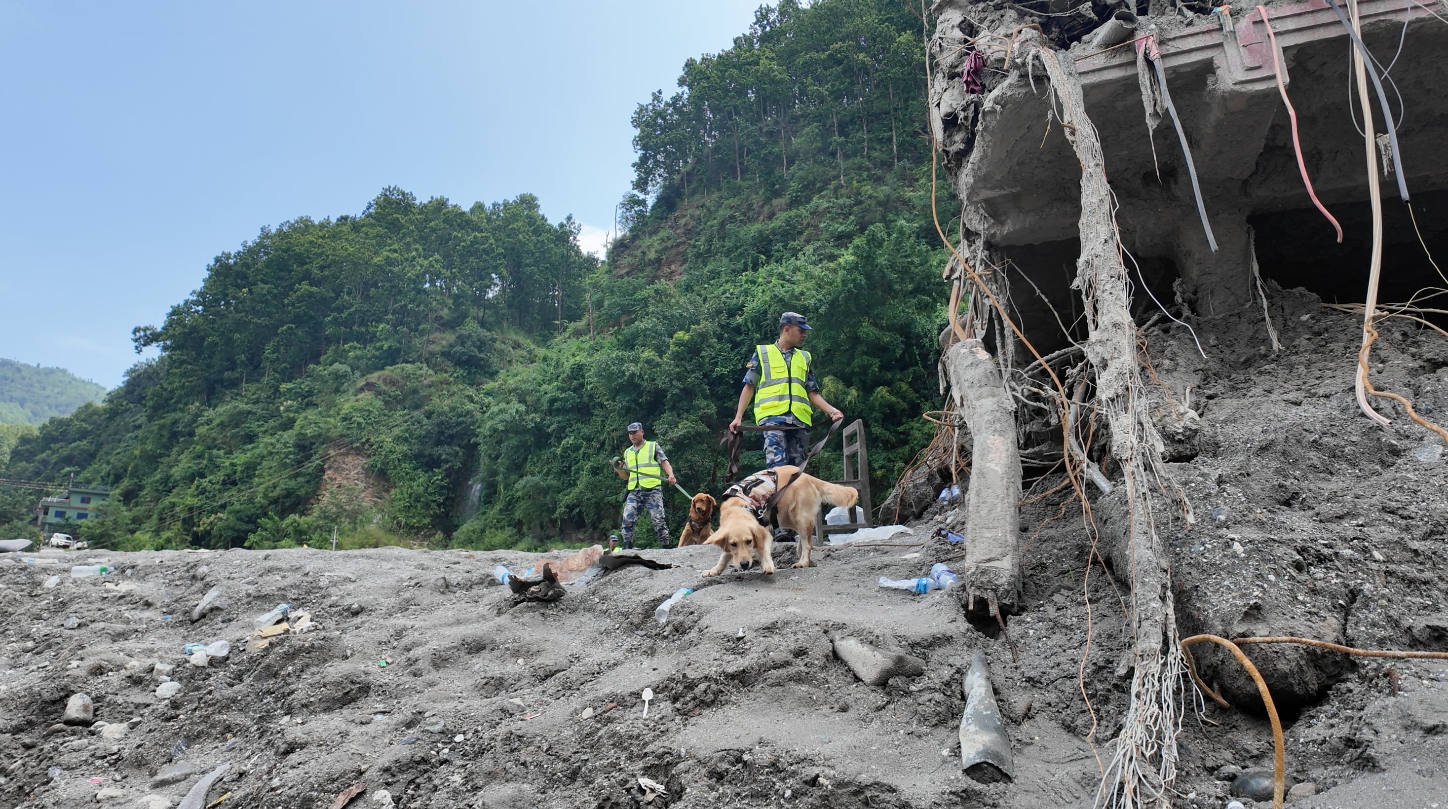 A un mes de la tragedia, continúan las labores de rescate en Nepal