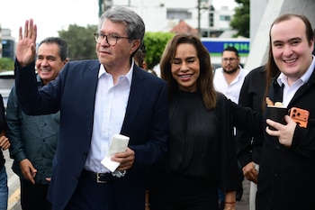 Monreal y legisladores acuden a velorio de Zenyazen Escobar en Veracruz. (Foto: Cuartoscuro)