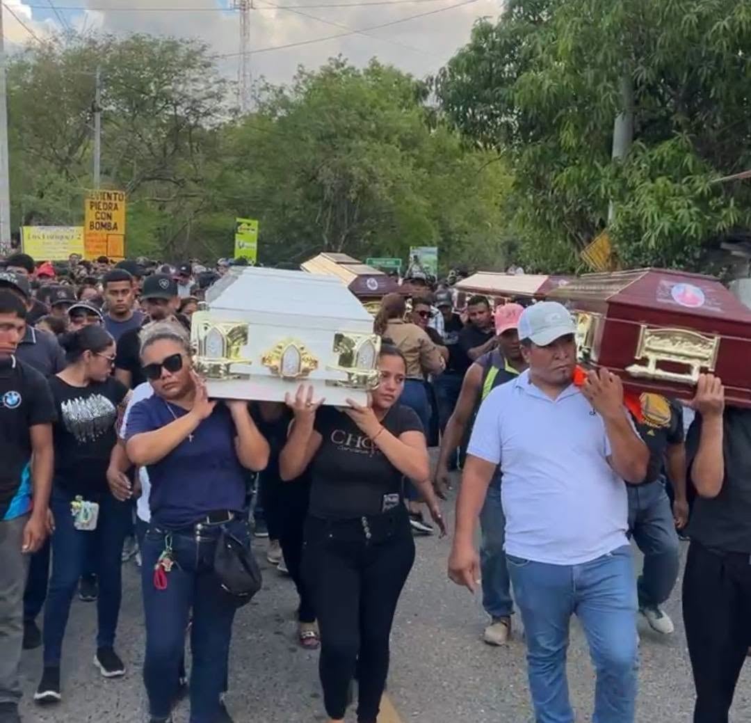 Los fallecidos fueron despedidos en una caminata por el municipio de Huité, Zacapa. (Facebook)