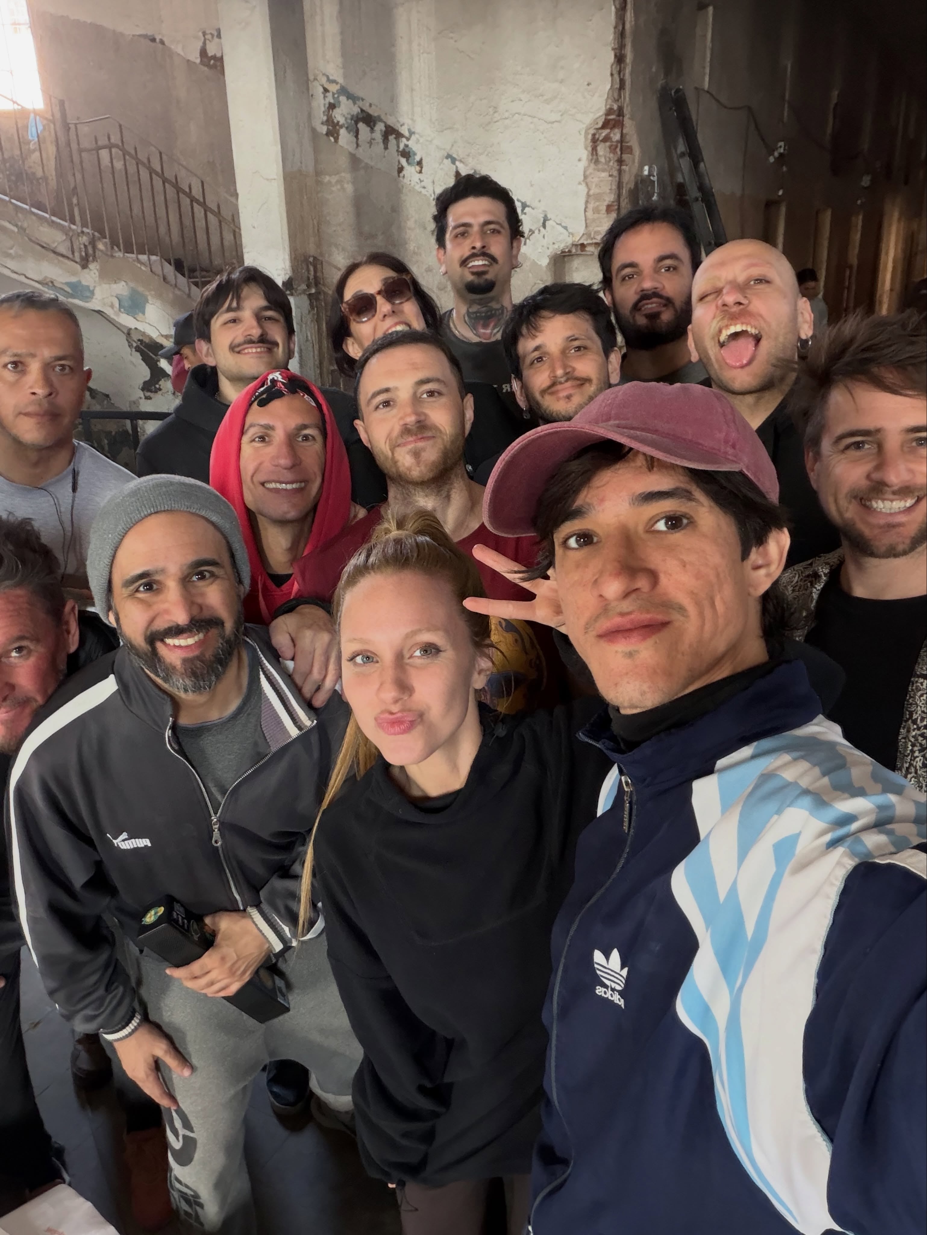 Rocío Pardo posa junto a su elenco en un antiguo edificio donde ensayan el regreso de su obra teatral.