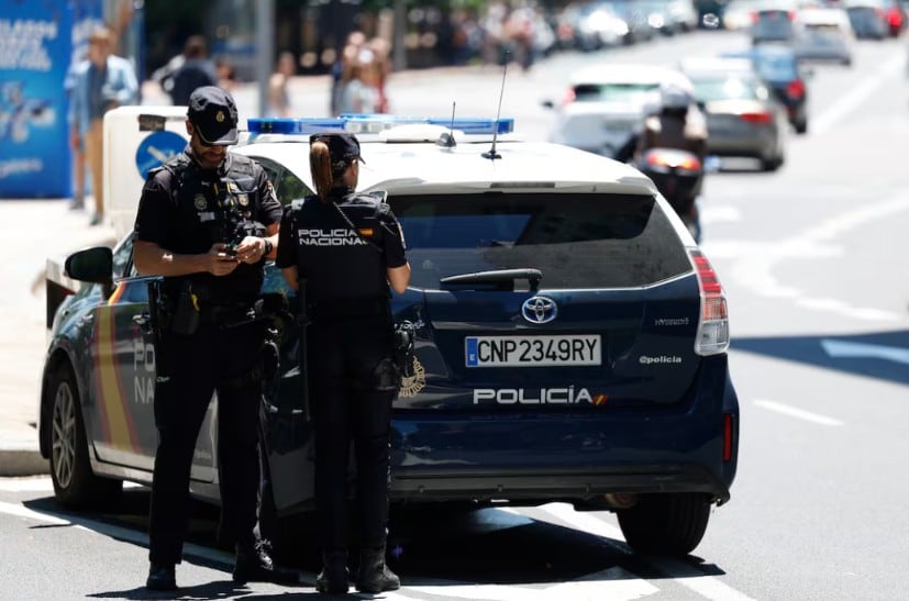 Dos agentes de la Policía Nacional en Madrid. (EFE/Mariscal)