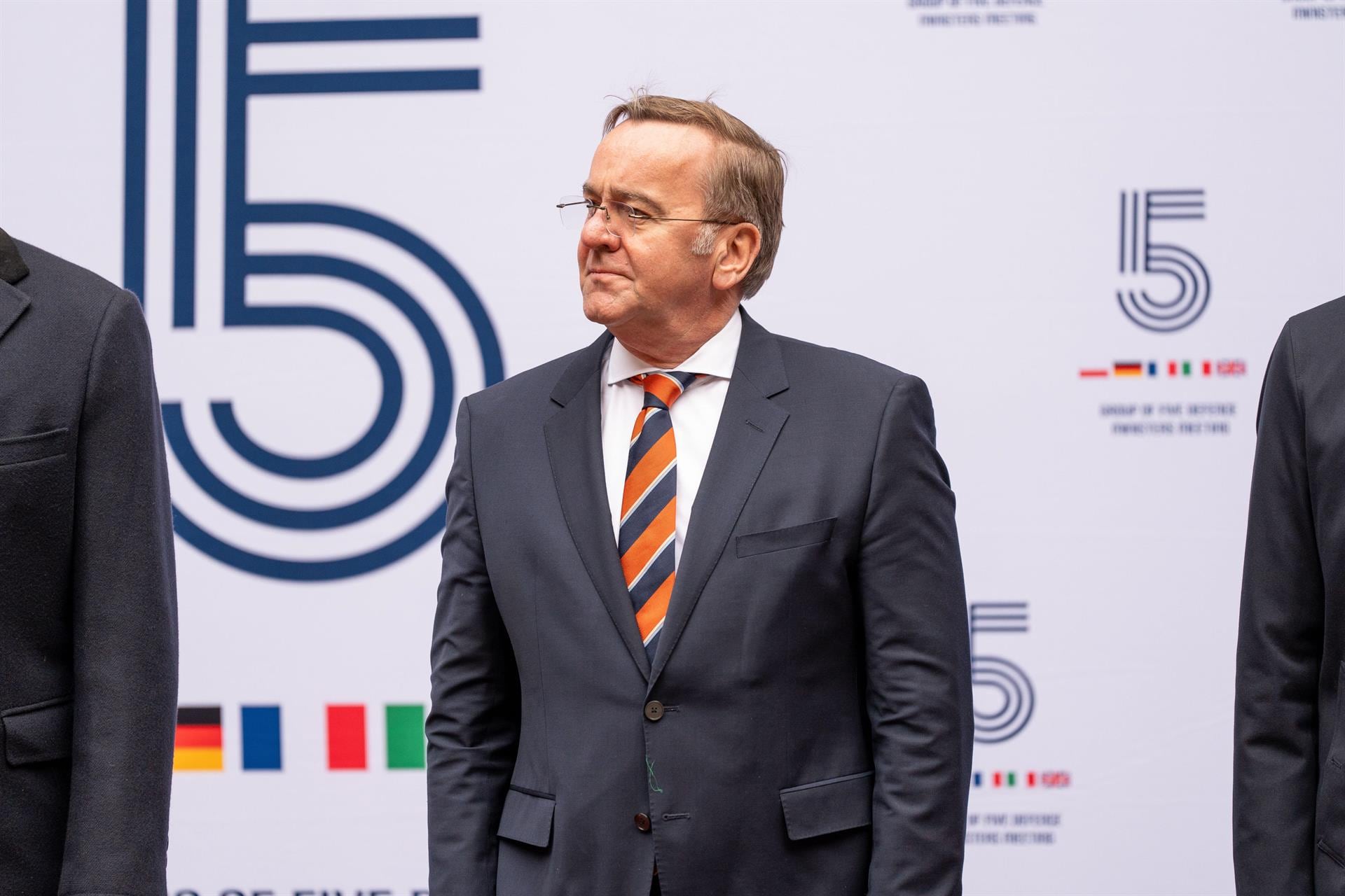 El ministro de Defensa alemán rechaza poseer armas nucleares: «La disuasión está garantizada por EEUU»