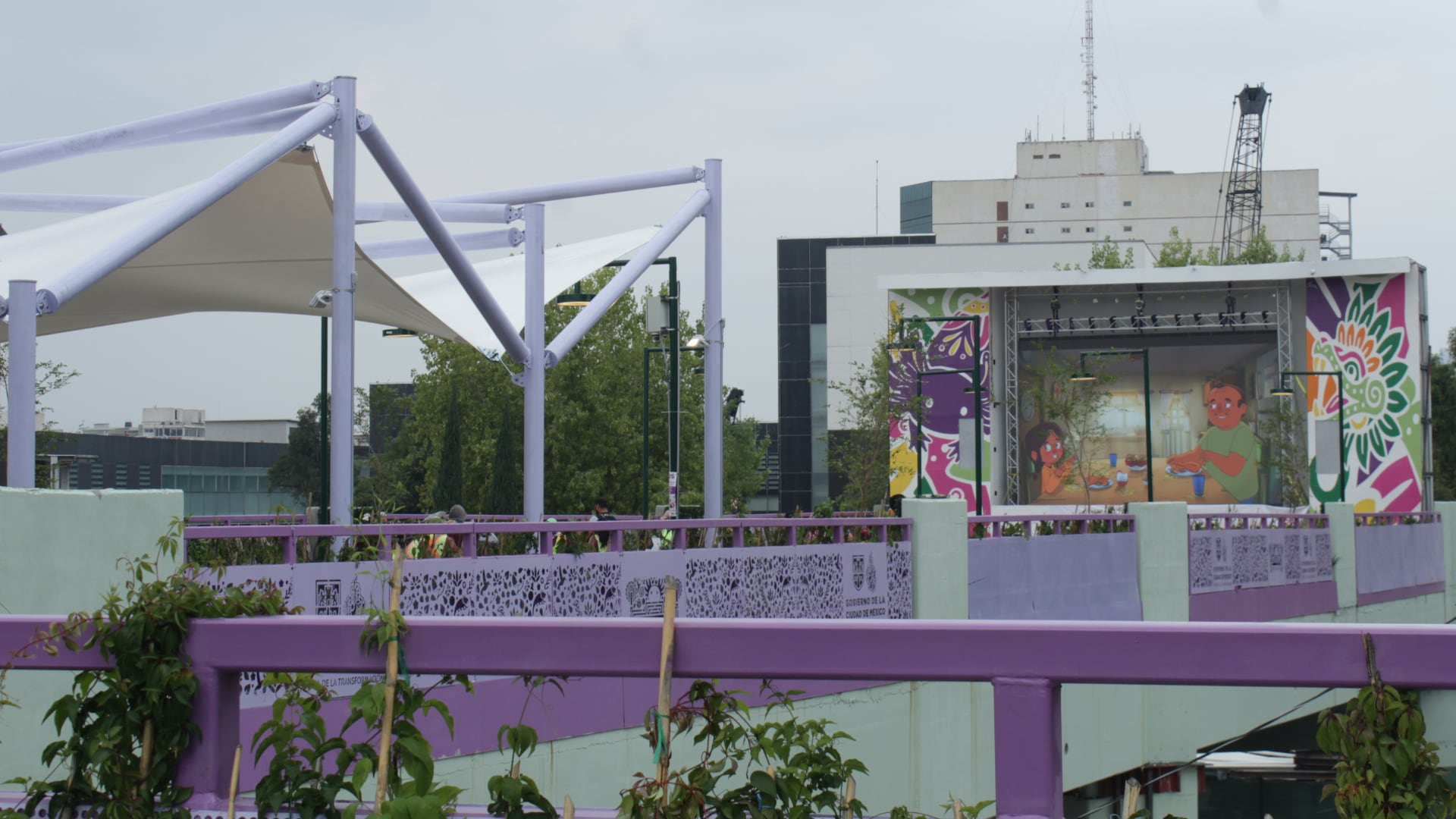 Pantalla monumental donde se espera tener proyecciones cinematográficas al aire libre en Calzada Flotante de Tlalpan. (Foto: Jaqueline Viedma/Infobae México)