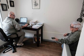 El activista Marco Castillo (d),